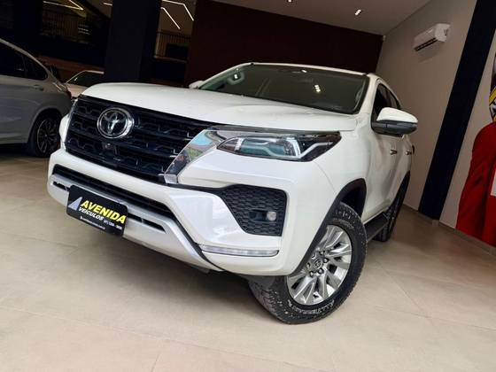 TOYOTA HILUX SW4 2.8 D-4D TURBO DIESEL SRX 4X4 AUTOMÁTICO